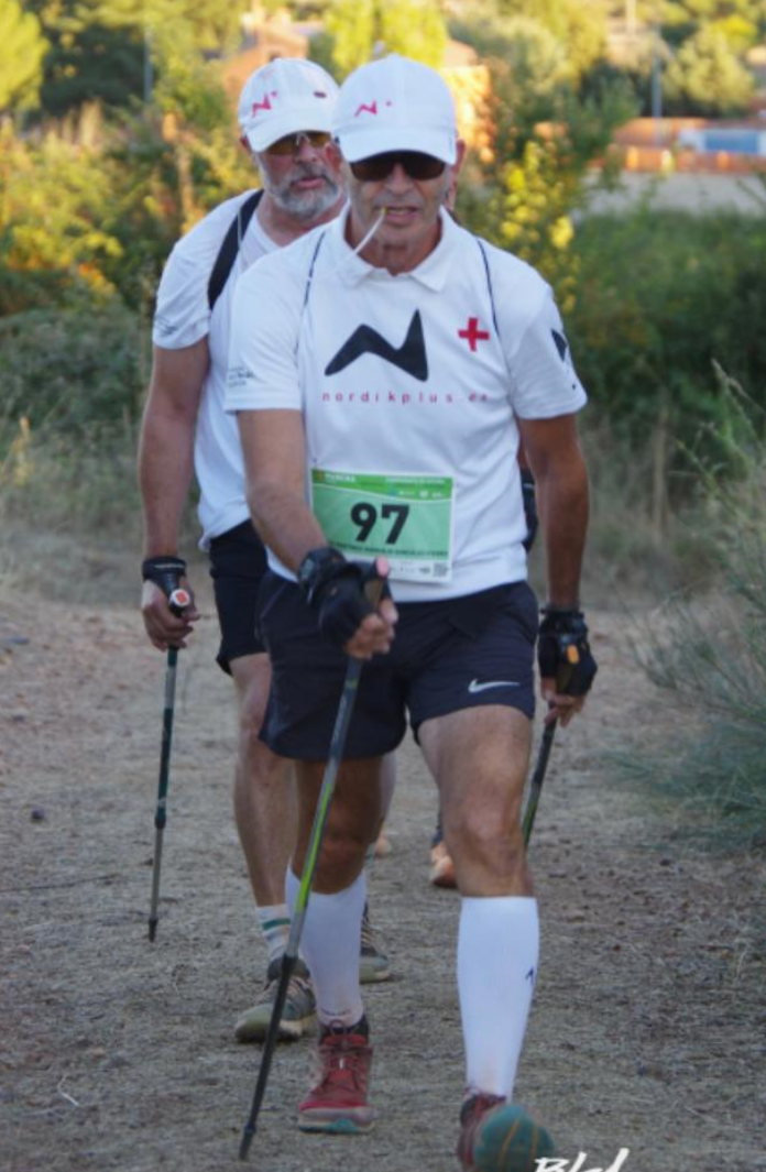 Victor Martínez Tendero e Ignacio Martínez-Ridruejo caminando por el bosque